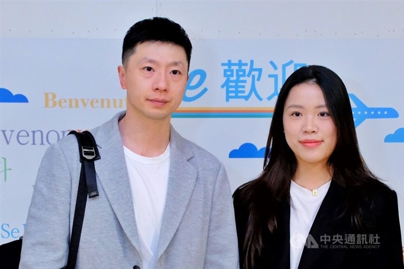 Six-time Olympic table tennis champion Ma Long (left) of China and his compatriot, 2020 Tokyo Olympic shooting gold medalist Yang Qian, arrive at Taoyuan International Airport Wednesday. CNA photo Nov. 27, 2024