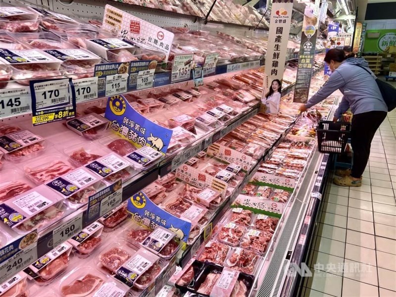 Two shoppers browse a refrigerated shelf of Taiwan pork on sale at a supermarket in Kaohsiung. CNA file photo