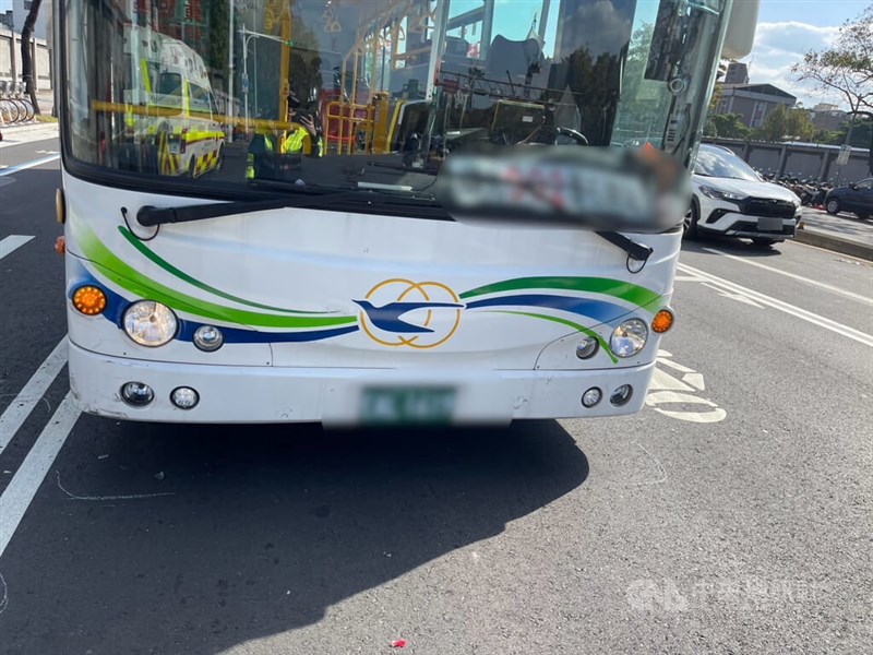 Three scooter riders are left with minor injuries in Taipei after a city bus struck them from behind at a stop light in Songshan District on Friday. Photo courtesy of the police