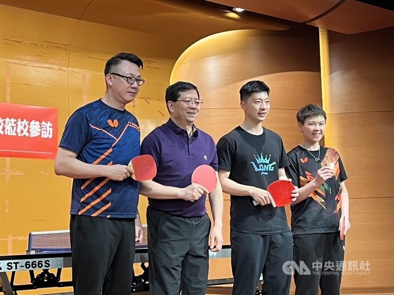 Ma Long (second right), holding a table tennis paddle, poses for a photo with Taiwan's female paddler Chen Szu-yu (right) and Chiang Peng-lung (left) during Friday’s visit to the Chinese Culture University in Taipei. CNA photo Nov. 29, 2024