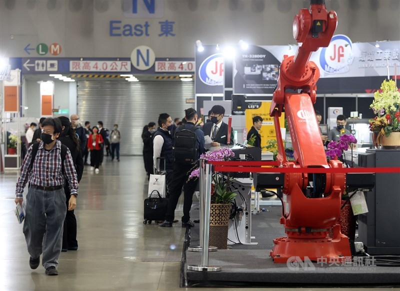 Robotic arms used for manufacturing are displayed in a recent automation exhibition in Taipei. CNA photo Nov. 29, 2024