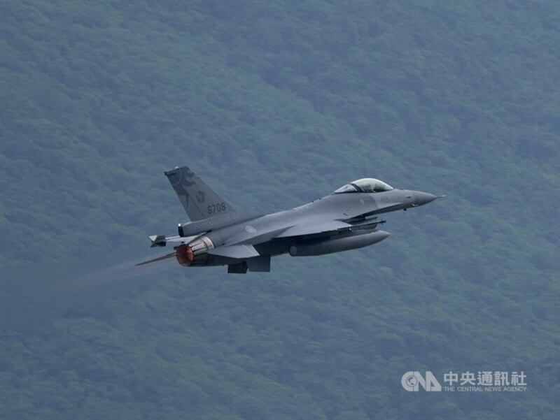 A Taiwanse F-16 fighter jet scrambles from an air base in Hualien County. CNA file photo