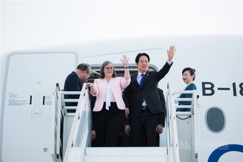 President Lai Ching-te and American Institute in Taiwan's Washington Office Managing Director Ingrid Larson wave at visiting press as Lai alights from Taiwan's Air Force 3701 and onto the tarmac of Honolulu International Airport. CNA photo Dec. 1, 2024