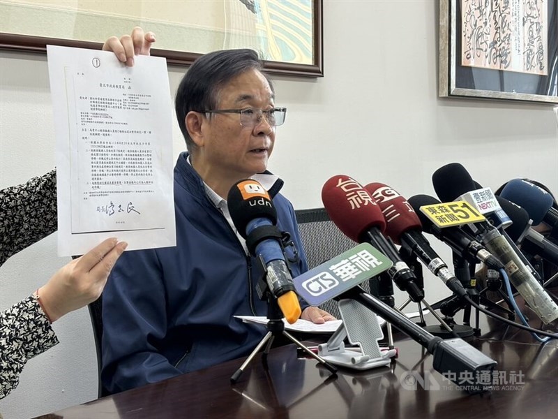 Taipei Department of Education Commissioner Tang Chih-min speaks on the sexual abuse incident to local press on Sunday. CNA photo Dec. 1, 2024