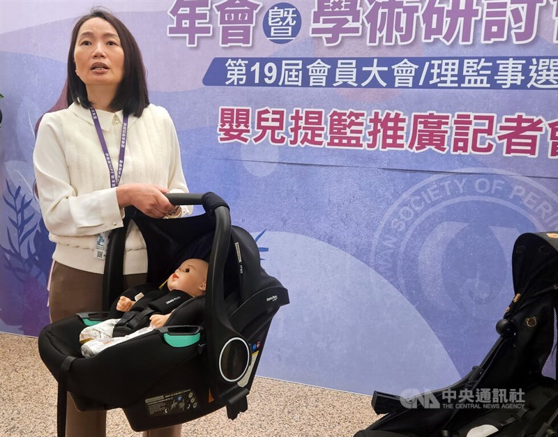 A doctor from the National Taiwan University Hospital explains the importance of rear-facing car seats and promote a program offering them via free one-year rentals to expectant mothers. CNA photo Dec. 1, 2024