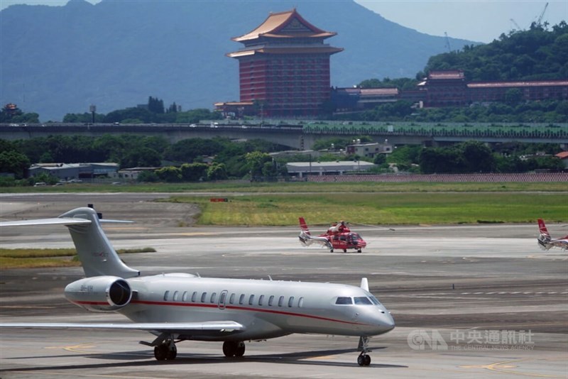 A plane lands on the tarmac of the Songshan Airport. CNA file photo