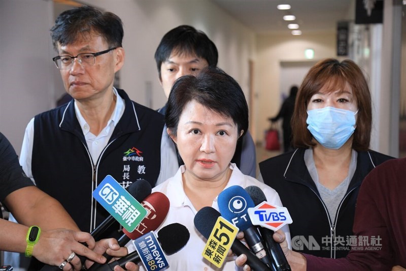 Taichung Mayor Lu Shiow-yen (center) speaks with the press on Tuesday. CNA photo Dec. 3, 2024