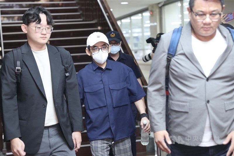 Taiwanese television presenter Mickey Huang (center) appears in court on Sep. 10, 2024. CNA file photo