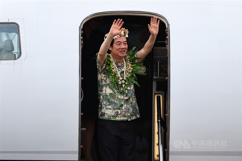 President Lai Ching-te waves to Tuvaluans as he concludes his trip to the ally nationa and departs for Guam. CNA photo Dec. 4, 2024