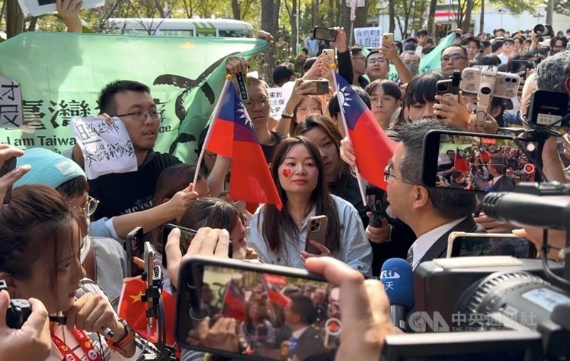 Ma Ying-jeou Foundation CEO Hsiao Hsu-tsen (right, in glasses) meets media and protesting students as he leads a Chinese student delegation to visit National Tsing Hua University in Hsinchu City on Wednesday. CNA photo Dec. 4, 2024