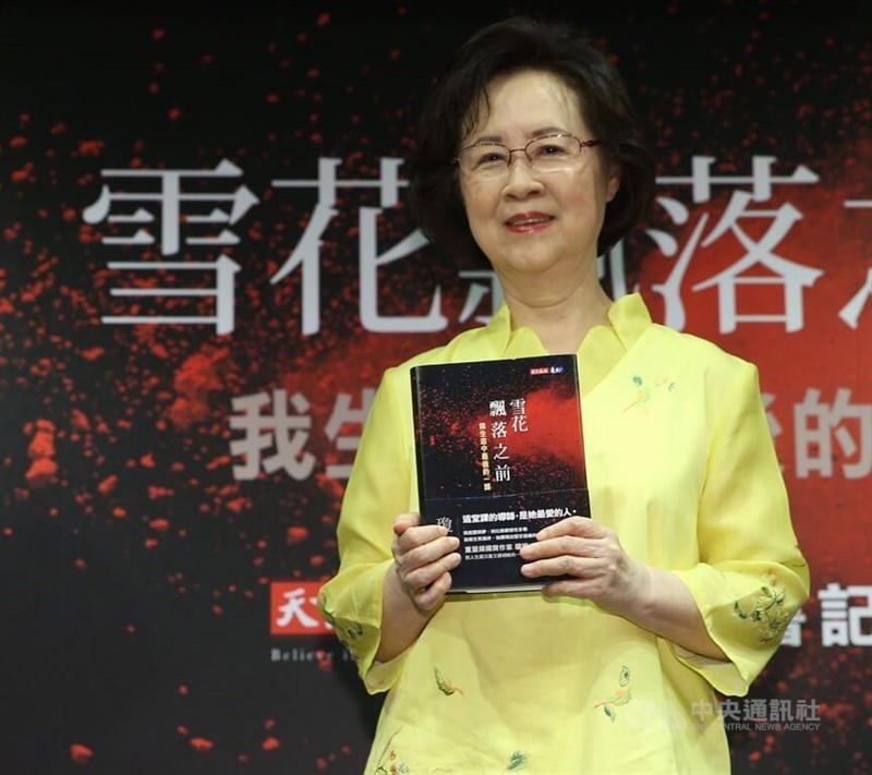 Romance novelist Chiung Yao promotes her new book in this CNA file photo.