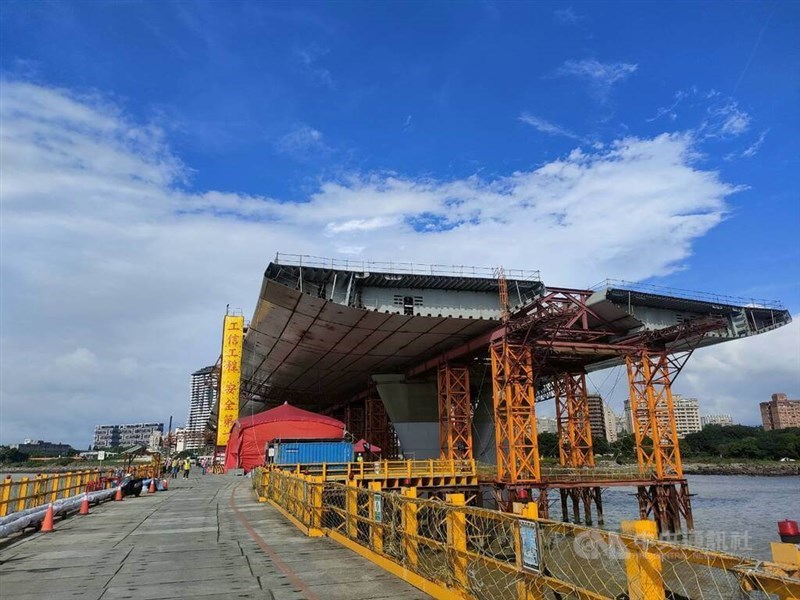 A bridge is under construction in New Taipei. CNA file photo