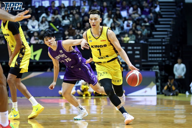 Jeremy Lin (with ball in hand). Photo courtesy of Taiwan Professional Basketball League Dec. 7, 2024