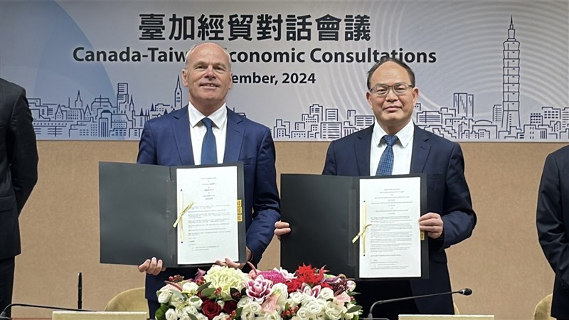 Taiwan's representative to Canada Harry Tseng (right) and Jim Nickel, executive director of the Canadian Trade Office in Taipei (CTOT), pose with the signed mutual recognition arrangement. Photo courtesy of the Ministry of Finance