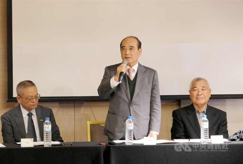 Former Legislative Speaker Wang Jin-pyng (center) delivers a statement in this CNA file photo for illustrative purpose only.