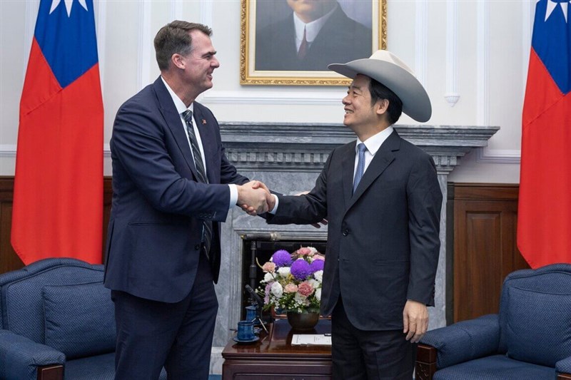 President Lai Ching-te (right) shakes hand with visiting Oklahoma Governor Kevin Stitt (left) while donning the cowboy hat that the latter gifted. Photo courtesy of the Presidential Office