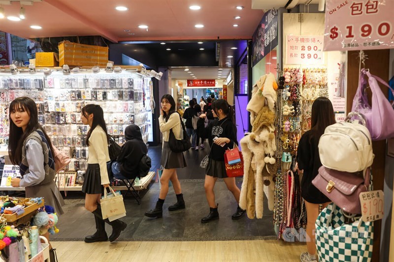 People shop in the Ximending shopping district in Taipei Wednesday. CNA photo Dec. 11, 2024