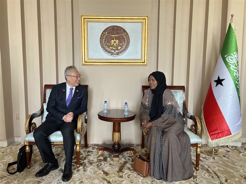 Taiwan's Deputy Foreign Minister François Wu (left) speaks with his Somaliland counterpart Rhoda Jama Elmi on Wednesday. Photo courtesy of Ministry of Foreign Affairs Dec. 11, 2024