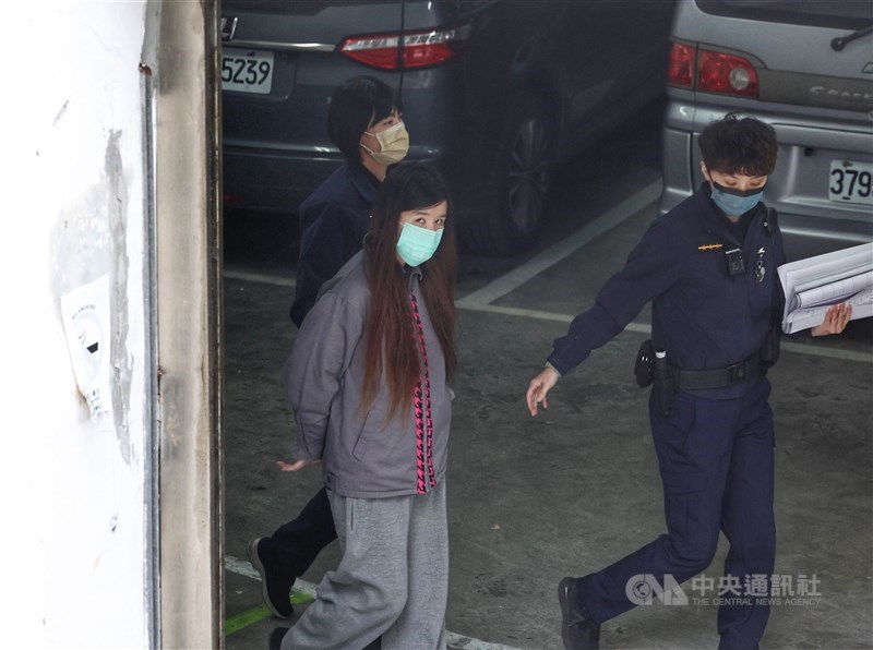 One of the main defendants Fu Yu-lin (center) is being taken to court in this CNA file photo.