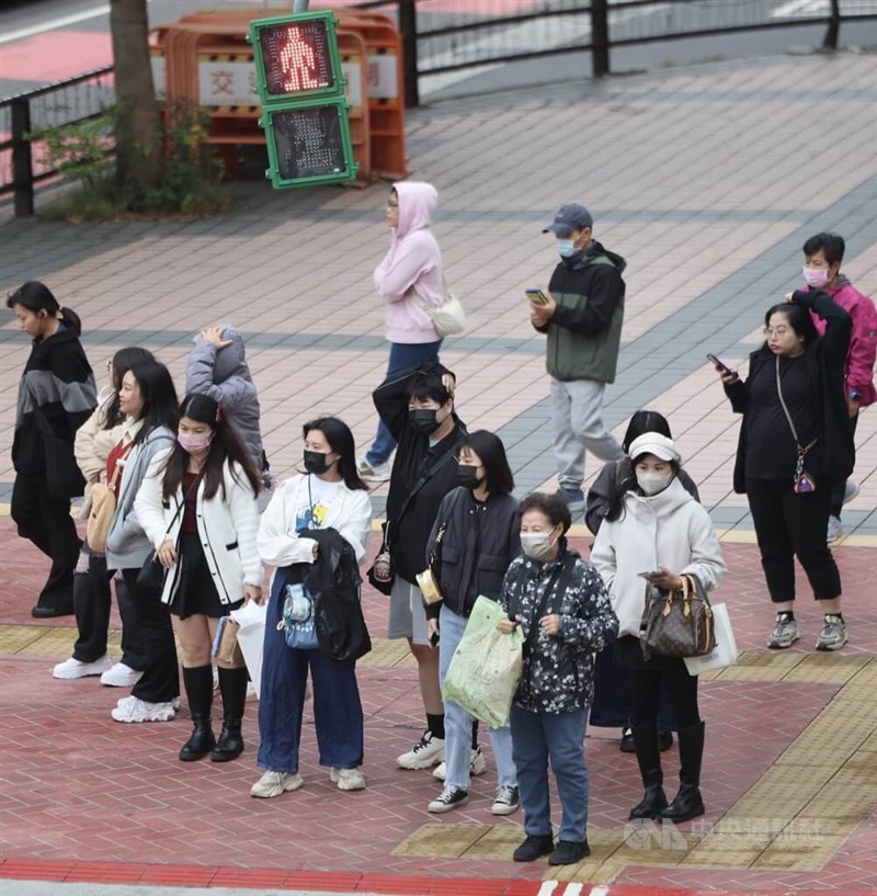 People bundle up in warm clothing in Baciao in this photo taken Sunday. CNA photo Dec. 12, 2024