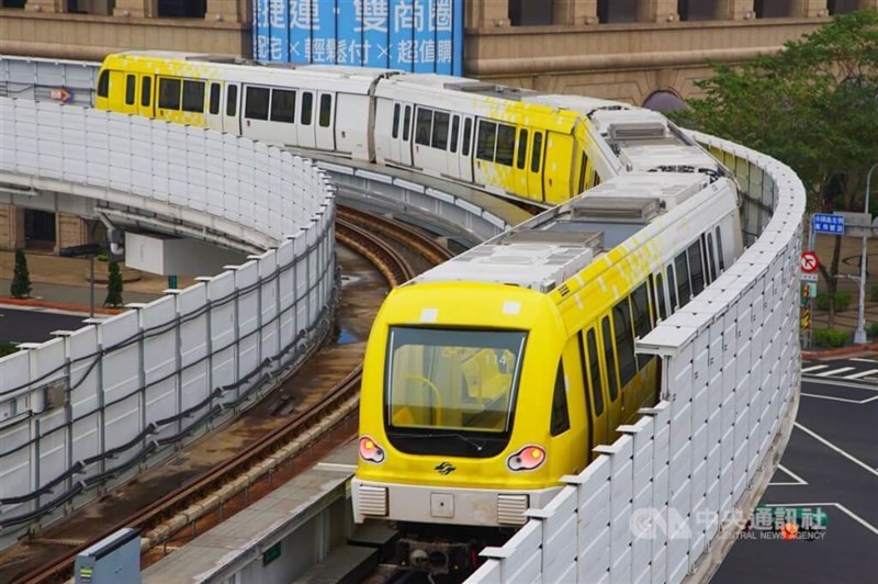 Trains on the New Taipei Metro's Circular Line approach a station in this undated photo. CNA file photo