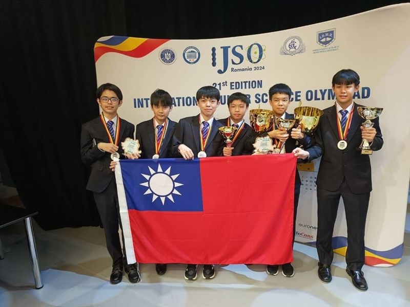 Taiwanese students pose with a Republic of China (Taiwan) flag at the Science Olympiad held in Romania in this undated photo. Photo courtesy of Ministry of Education Dec. 12, 2024