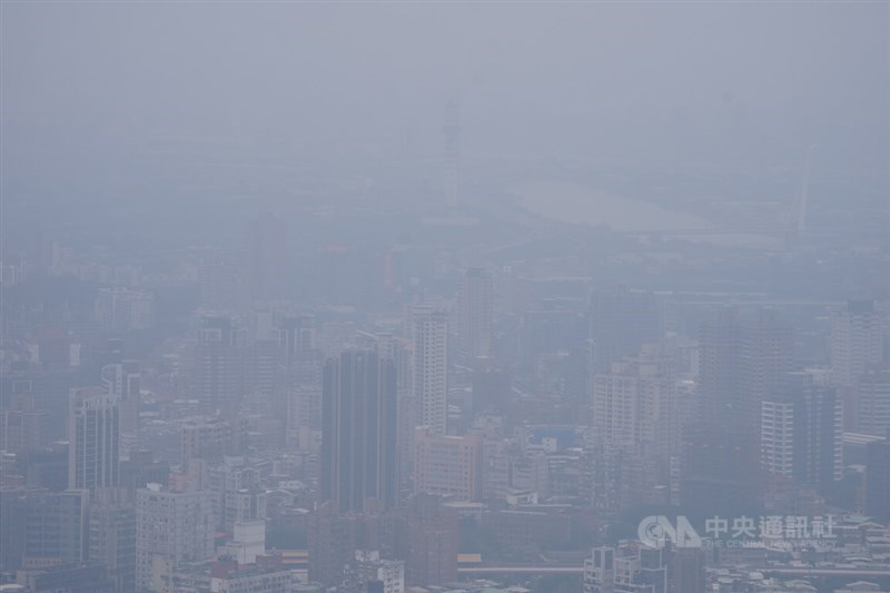 The Greater Taipei area is shrouded in fog as transboundary pollutants settle in the region on Saturday. CNA photo Dec. 14, 2024