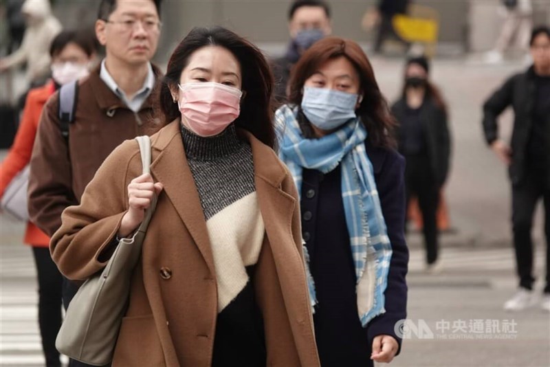 People crossing a street in Taipei's Nangang District brace the chilly weather on Monday. CNA photo Nov. 16, 2024