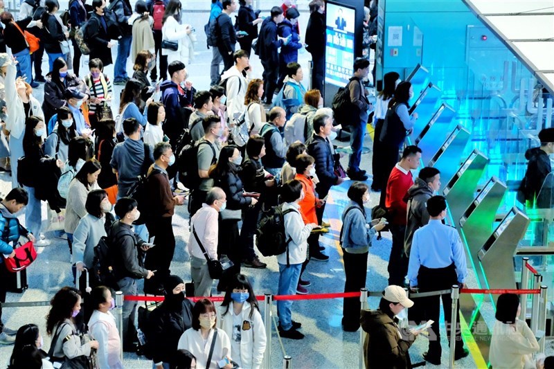 People line up at the e-Gate portals in Taoyuan International Airport. CNA file photo