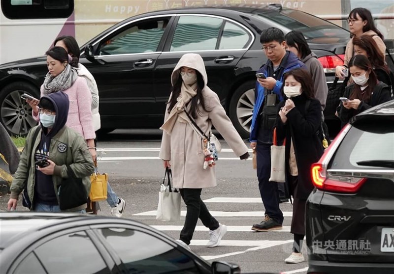 Taiwanese wear coats to keep warm in chilly conditions in Taipei. CNA file photo