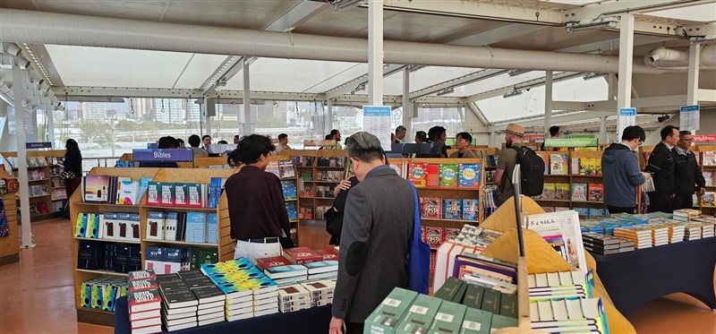 Visitors to the floating bookshop touring in Kaohsiung browse through books on Wednesday. Photo courtesy of Ocean Affairs Council Dec. 18, 2024