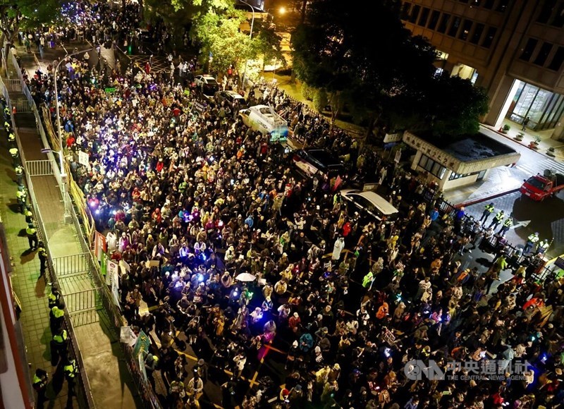 Thousands of protestors gather outside the Legislative Yuan in Taipei on Thursday. CNA photo Dec. 19, 2024