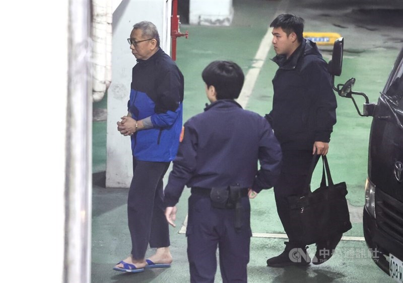 Ko Wen-je (left) is escorted to court on Thursday afternoon. CNA photo Dec. 19, 2024