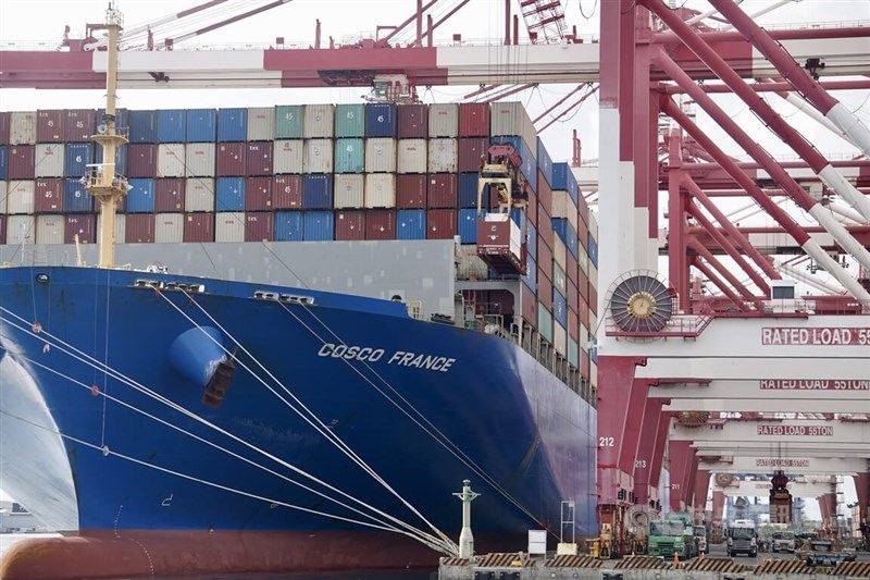 A cargo ship unloads containers at the Port of Kaohsiung in this CNA file photo