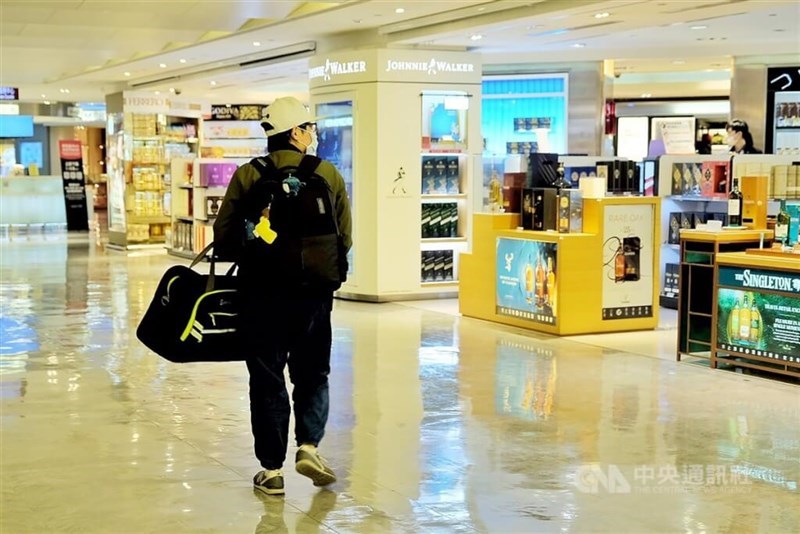 An arriving passenger walks past duty-free shops selling alcohol at Taoyuan International Airport. CNA file photo