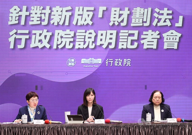 Finance Minister Chuang Tsui-yun (left), Cabinet spokesperson Michelle Lee (center) and Directorate-General of Budget, Accounting and Statistics Minister Chen Shu-tzu (right) hold a news conference on Monday. CNA photo Dec. 23, 2024