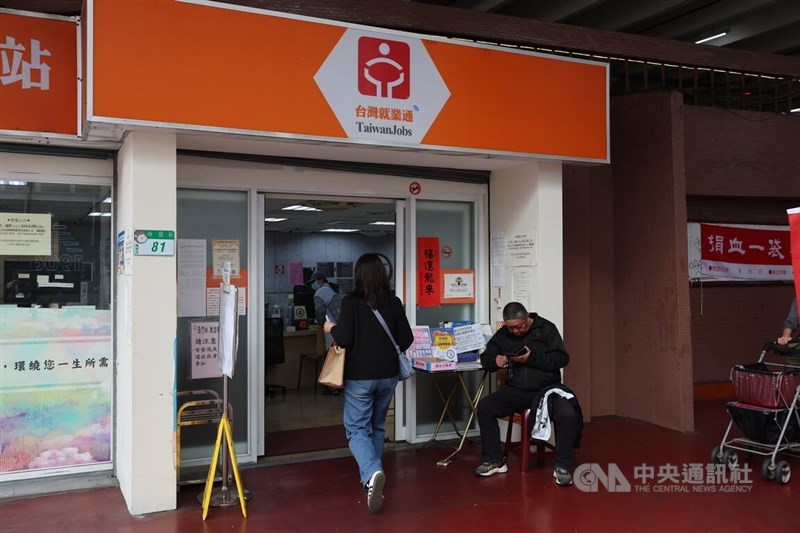 A woman walks into an employment service in Taipei. CNA photo Nov. 22, 2024