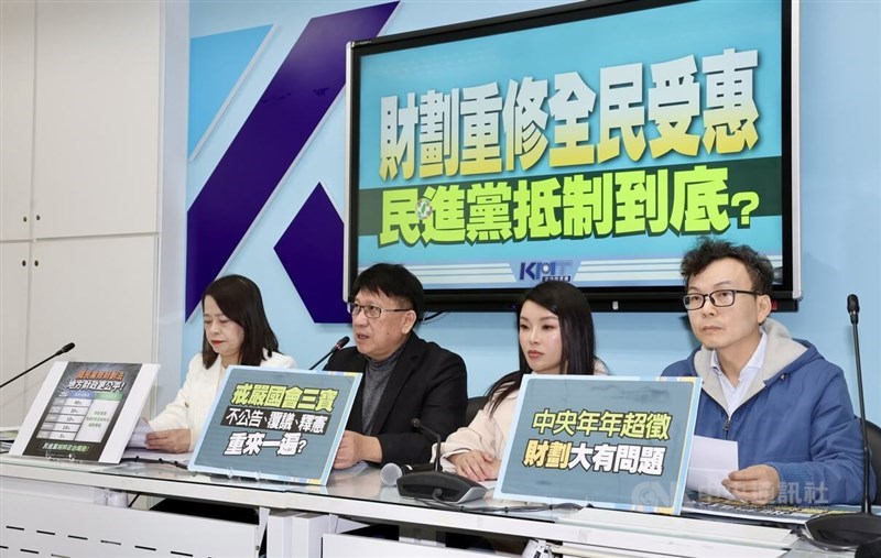 Kuomintang legislative caucus Secretary-General Lin Szu-ming (second left) speaks at a news conference on Monday. CNA photo Dec. 23, 2024