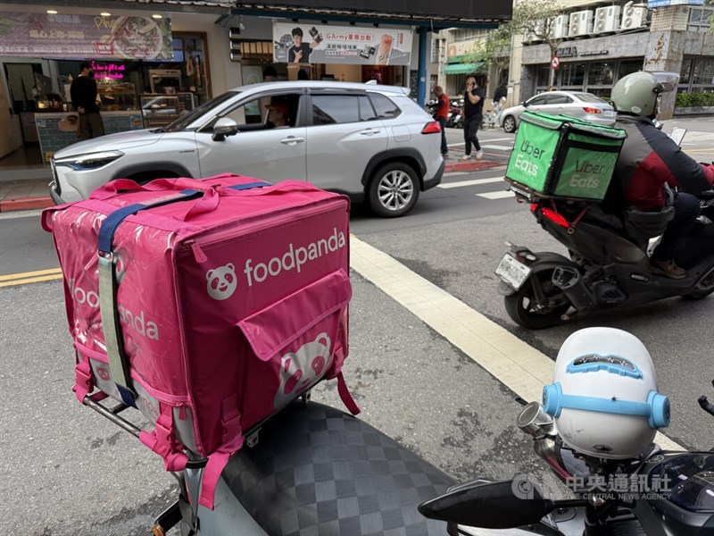 Delivery motorcycles and riders of Uber Eats and foodpanda on Taipei streets. CNA photo Dec. 25, 2024