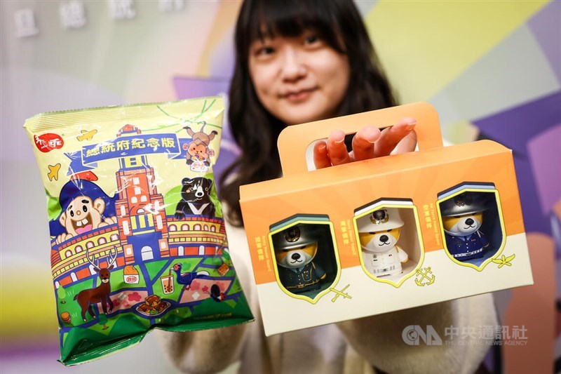 A woman shows New Year's Day souvenirs the Presidential Office unveiled in Taipei Tuesday. CNA photo Dec. 24, 2024