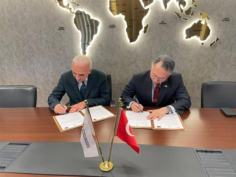 Taiwan's representative to Turkey, Huang Chih-yang (right) and Ümraniye Mayor İsmet Yıldırım sign the agreement. Photo courtesy of Taipei Economic and Cultural Mission in Ankara Dec. 27, 2024