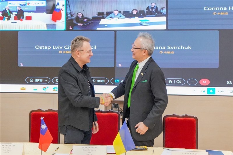 Taiwan's Deputy Foreign Minister François Wu (right) shakes hands with Andriy Sadovyi, mayor of Lviv, after signing the memorandum of the aid. Photo courtesy of Ministry of Foreign Affairs Dec. 28, 2024