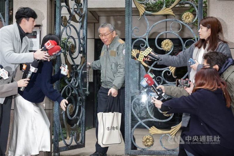 TPP leader Ko Wen-je (center) is seen leaving his Taipei residence on Saturday, a day after being released on bail.