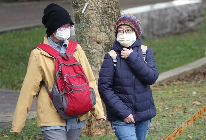 Pedestrians in Taipei wear warm clothes Sunday morning. CNA photo Dec. 29, 2024