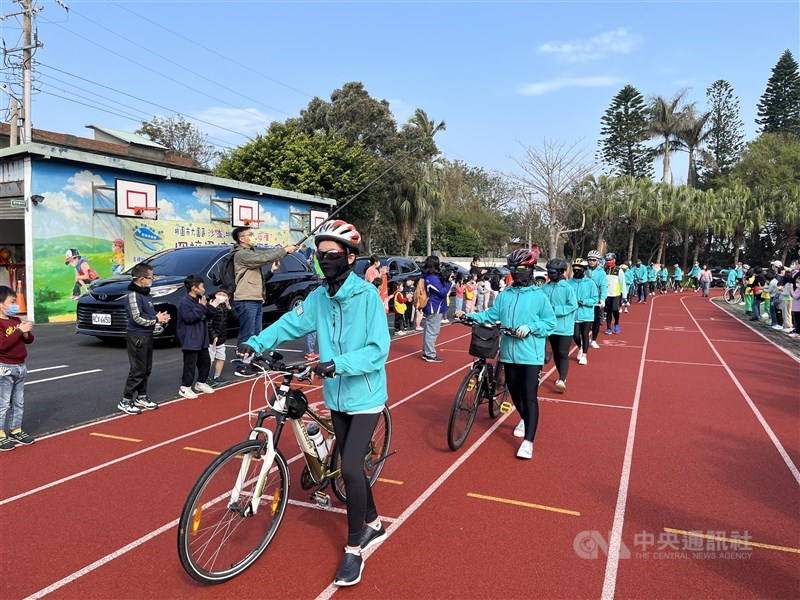 The last group of students to graduate from Hou Tsuo Elementary School in Taoyuan's Dayuan District forms a line on campus for a send-off before embarking on a cycling graduation trip around Taiwan on March 9, 2023. The school was one of those closed for the Taoyuan Aerotropolis project. CNA file photo