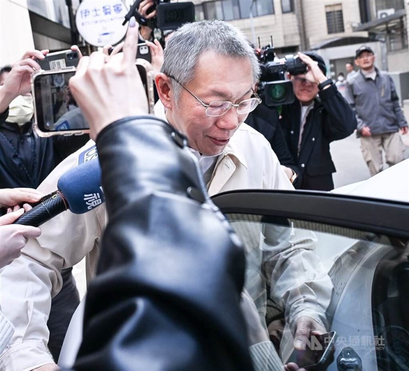 TPP Chairman Ko Wen-je leaves his residence on Sunday to attend a detention hearing.