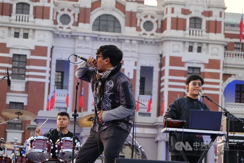 Jubah Hitam vocal Robby. CNA photo Dec. 31, 2024