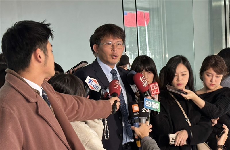 Taiwan People's Party (TPP) acting Chairman Huang Kuo-chang speaks to the media after a party meeting on Thursday. CNA photo Jan. 2, 2025