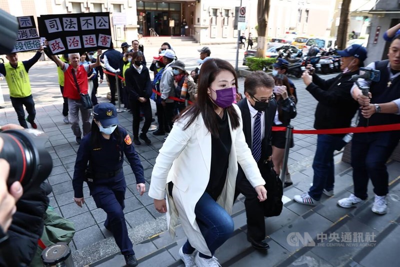 Hsinchu Mayor Ann Kao Hung-an (front) is escorted by her lawyer and police officials during a court hearing in this CNA file photo.