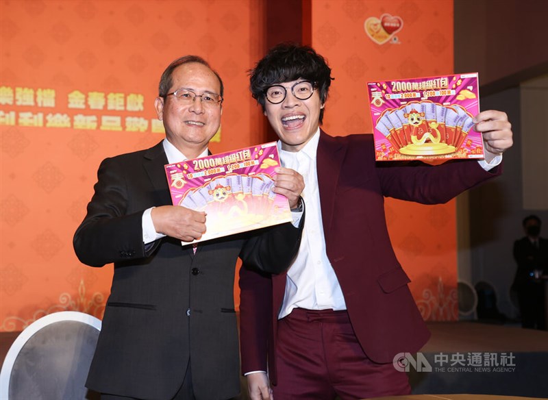 Taiwan Lottery President Hsieh Chih-hung (left) and pop singer Crowd Lu. CNA photo Jan. 3, 2025